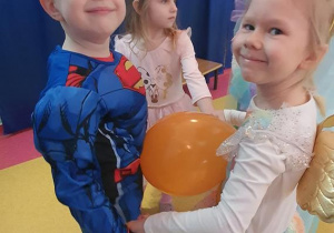 Olek i Nikola tańczą z balonem.